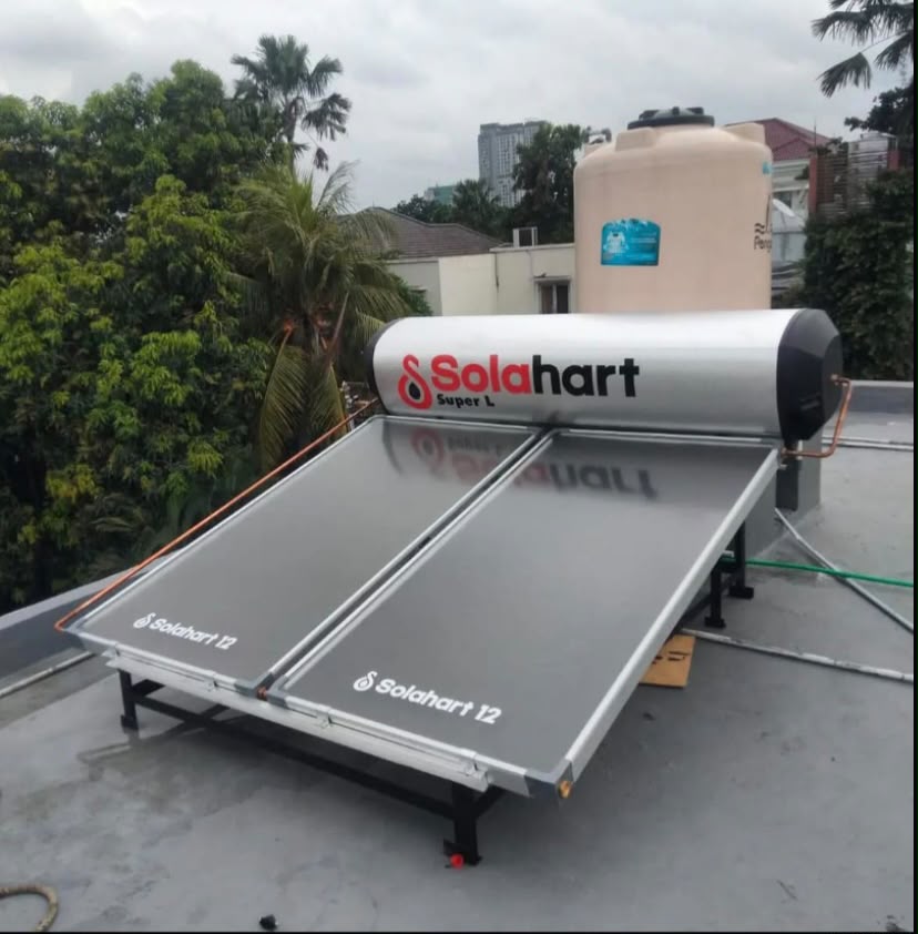 Instalasi water heater tenaga surya Solahart di Kebayoran Baru